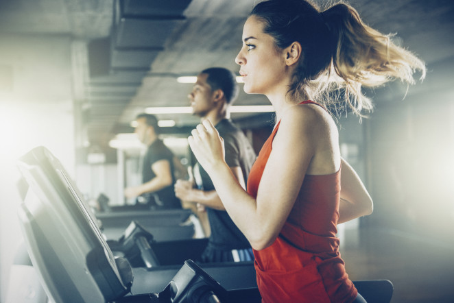 Treadmill-runners-at-a-gym-setting